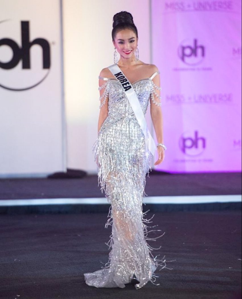 DN-Hoa-hau-Han-Quoc-Miss-Universe-2017-thiet-ke-cua-Chung-Thanh-Phong-BaiDN-221117-2
