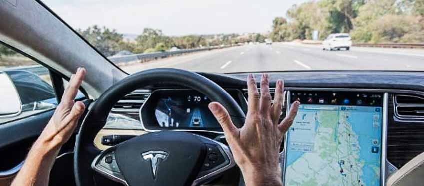 Hệ thống bán tự động Autopilot Tesla Model 3 đánh lái tránh tai nạn