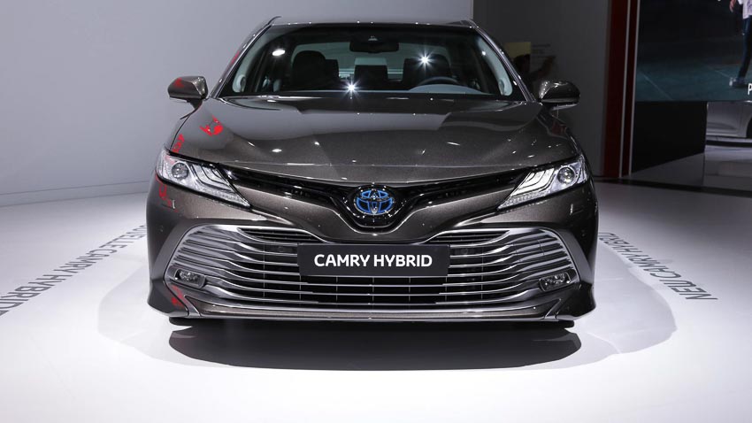 Toyota-Camry-hybrid-2019-tro-lai-thi-truong-Tay-Au-3
