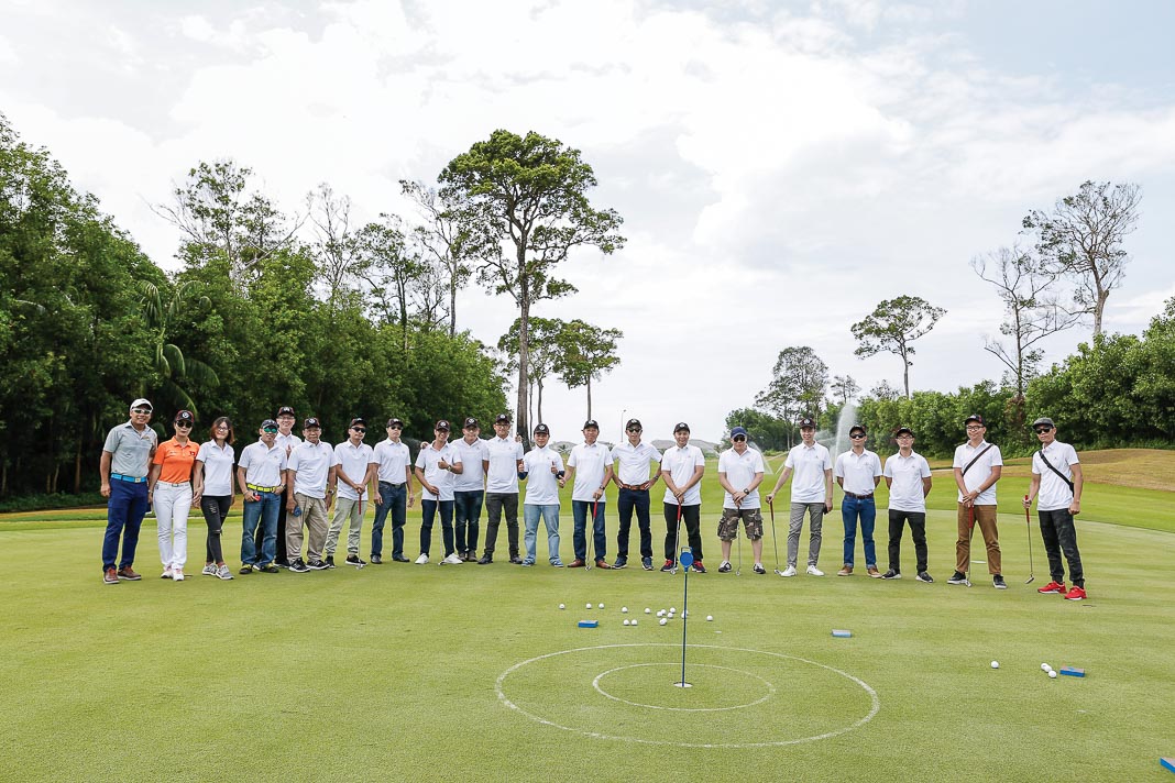 Các phóng viên báo chí có dịp thử sức với trò chơi đẩy bóng vào lỗ trên đồi green tại VinPearl Golf Phú Quốc Resort trong chương trình trải nghiệm xe 