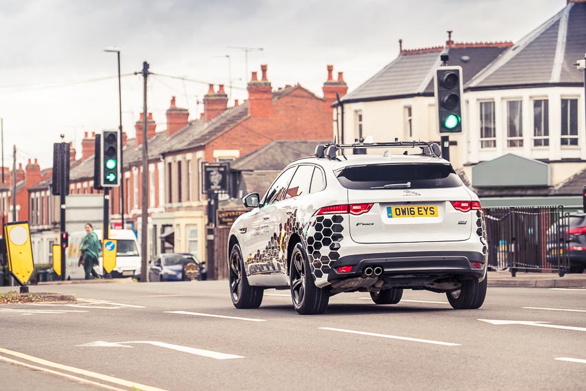 công nghệ nhận diện đèn xanh của Jaguar Land Rover 1