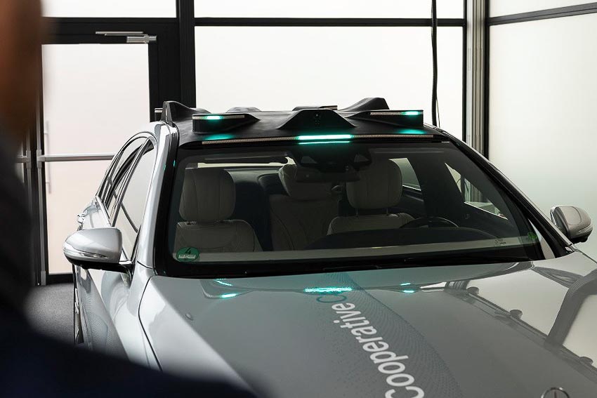 Mercedes-Benz phát triển đèn thông minh Cooperative Car cho xe tự lái 3