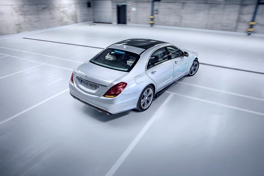 Mercedes-Benz phát triển đèn thông minh Cooperative Car cho xe tự lái 7