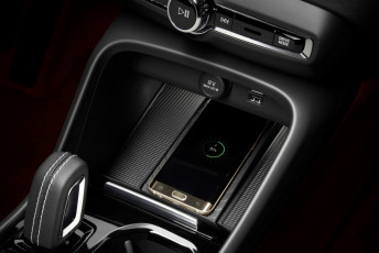 New Volvo XC40 - Wireless phone charging
