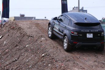 850-Range Rover Evoque thực hiện bài chạy leo và đổ dốc_