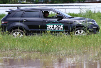 850-Range Rover Evoque trên địa hình bùn lún