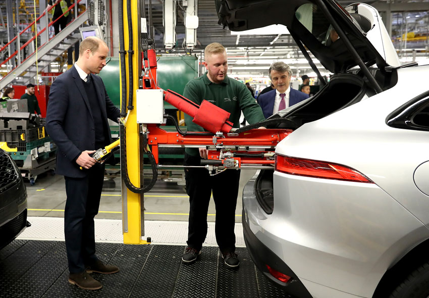 Hoàng tử William và Công nương Kate Middleton thăm nhà máy Jaguar Land Rover