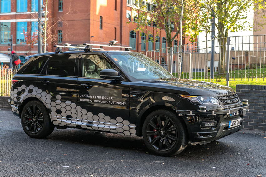 Jaguar Land Rover lần đầu tiên thử nghiệm tính năng tự lái trên xe tại Anh