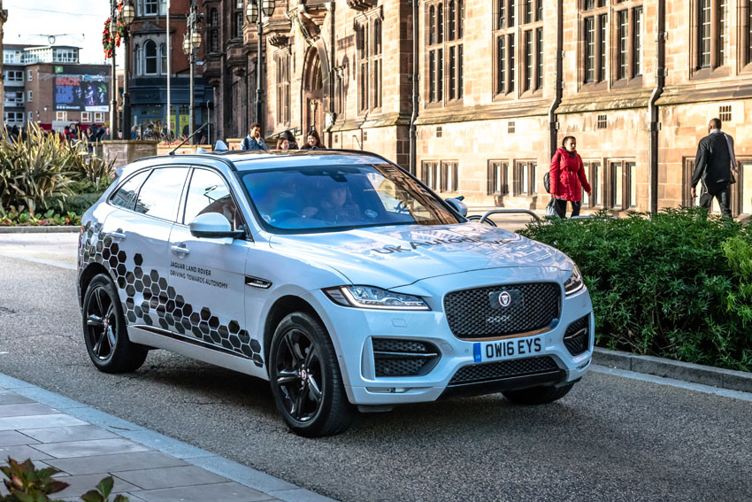Jaguar Land Rover lần đầu tiên thử nghiệm tính năng tự lái trên xe tại Anh