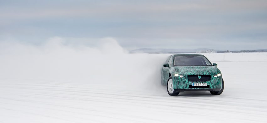 Hé lộ hình ảnh mẫu xe điện Jaguar I-PACE chạy thử địa hình băng tuyết