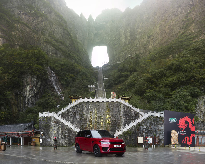 Range Rover Sport Phev chiếc xe SUV đầu tiên trên thế giới chinh phục cổng trời Thiên Môn