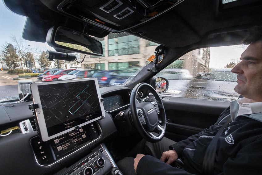 Jaguar Land Rover thử nghiệm công nghệ đỗ xe tự động không cần người lái