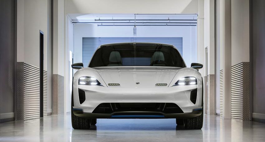 Porsche ra mắt mẫu xe concept Mission E Cross Turismo chạy bằng điện