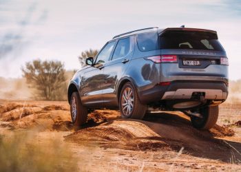 Land Rover đưa công nghệ phản ứng trên mọi địa hình lên xe tự lái