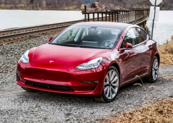 Tesla Model 3 sẽ có phiên bản hiệu năng cao, tăng tốc từ 0 – 100km/g trong 3,5 giây