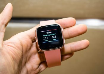 Fitbit ra mắt đồng hồ thông minh Versa tại Việt Nam, giá tham khảo 5,49 triệu đồng
