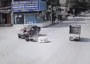 Vượt đèn đỏ tại ngã tư, người phụ nữ bị ôtô hất tung