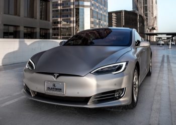 Rapper Kanye West và Kim Kardashian tậu siêu xe nhanh nhất thế giới