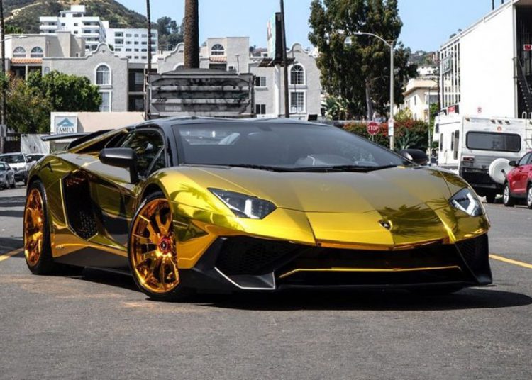 Lóa mắt trước Lamborghini Aventador SV Roadster “vàng chóe” của ca sĩ Chris Brown