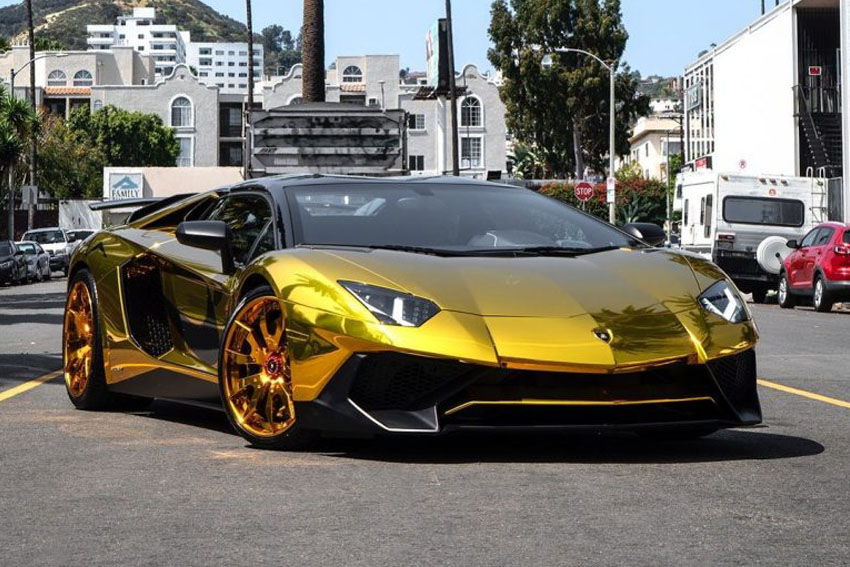 Lóa mắt trước Lamborghini Aventador SV Roadster “vàng chóe” của ca sĩ Chris  Brown | We Love Car
