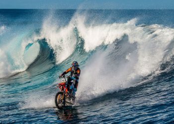 Xế phượt KTM lướt sóng biển quãng đường kỷ lục 31,8km