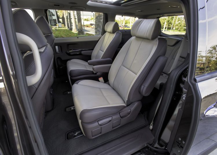 Chiếc xe gia đình Kia Sedona triệu hồi vì lỗi cửa trượt tự động