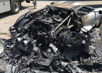 Siêu xe Ford GT mới bàn giao cho chủ nhân đã bị “bà hỏa” phá hủy