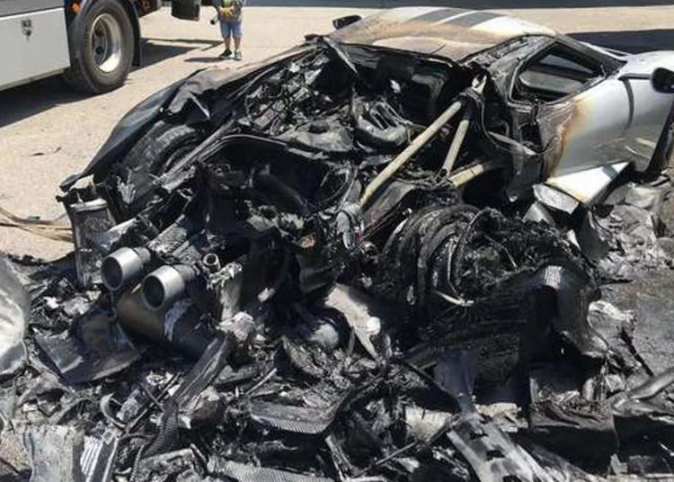 Siêu xe Ford GT mới bàn giao cho chủ nhân đã bị “bà hỏa” phá hủy