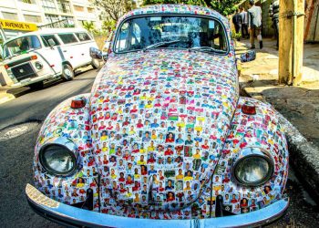 Volkswagen Beetle của fan “cuồng” World Cup 2018 với 15.000 hình cầu thủ