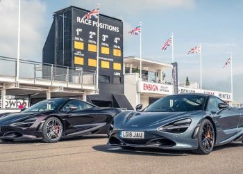 Dàn siêu xe “khủng” đổ bộ đường đua tại Anh quốc