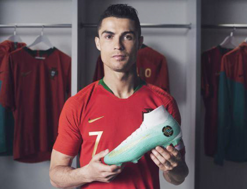 Cristiano Ronaldo được tặng giày “khủng” trước vòng 1/8 World Cup 2018