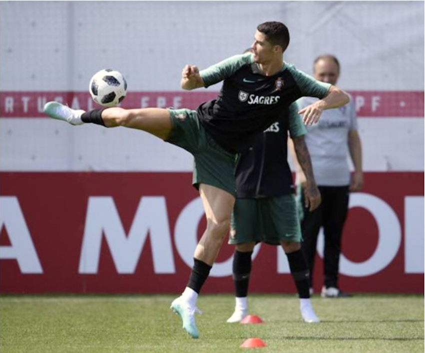 Cristiano Ronaldo được tặng giày “khủng” trước vòng 1/8 World Cup 2018