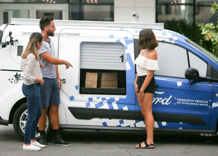 Ford triển khai xe giao đồ ăn tự động không người lái tại Mỹ