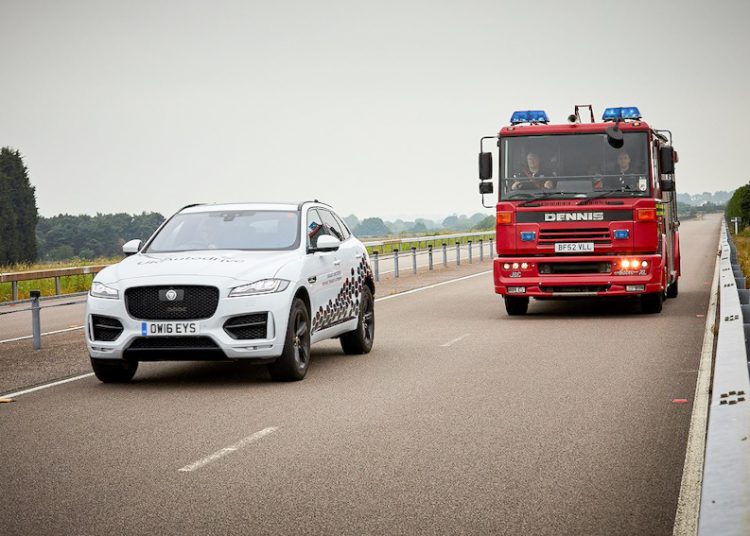 Jaguar Land Rover thử nghiệm xe kết nối thông minh không dây