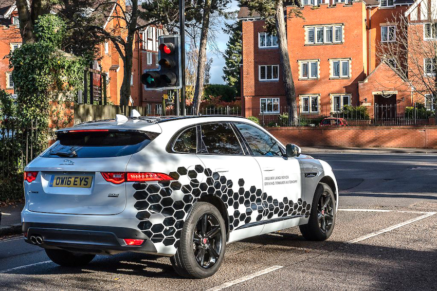 Jaguar Land Rover thử nghiệm xe kết nối thông minh không dây