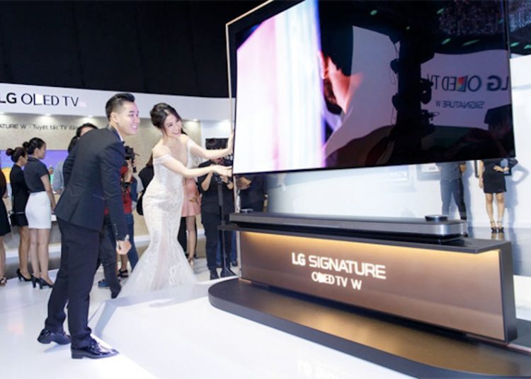 LG tung dòng TV 2018 ở Việt Nam, OLED giảm 20%, TV LCD 70″ giá 49,9 triệu tặng thêm TV 32″