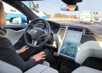 Tesla sắp có bản update để xe có thể tự lái hoàn toàn