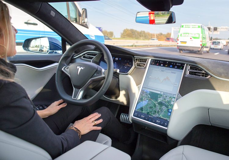 Tesla sắp có bản update để xe có thể tự lái hoàn toàn