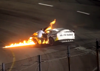 Ông bố lao vào xe ôtô đang bốc cháy dữ dội để cứu con trai