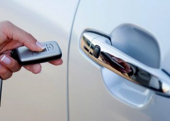 Mọi tài xế cần biết cách xử lý này khi chìa khóa thông minh ôtô hết pin