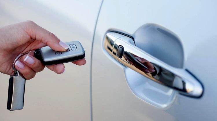 Mọi tài xế cần biết cách xử lý này khi chìa khóa thông minh ôtô hết pin