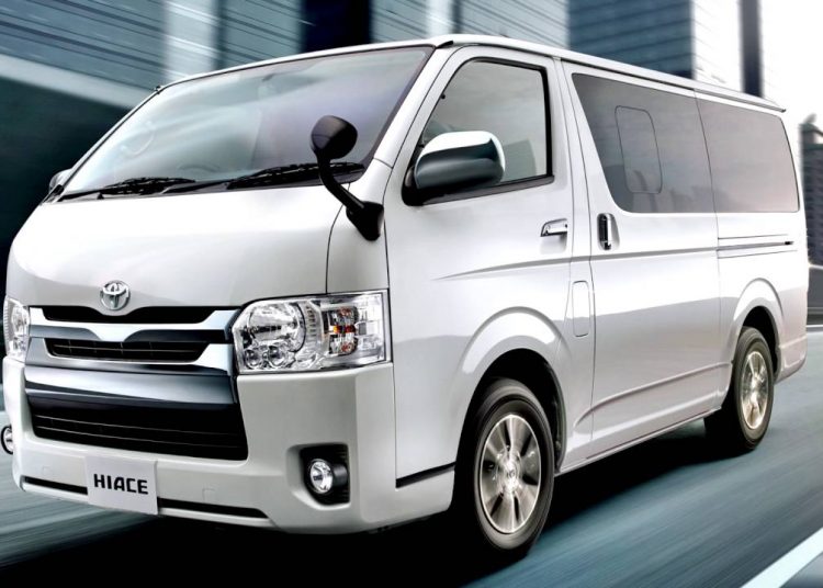 Toyota Hiace giảm giá “khủng” 241 triệu đồng tại Việt Nam