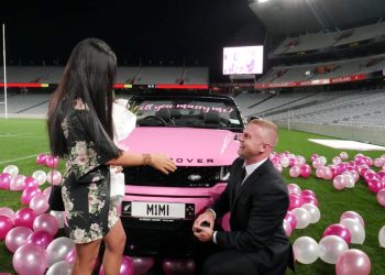 Màn cầu hôn cực chất của Huấn luyện viên thể hình trực tuyến số 1 thế giới với bạn gái