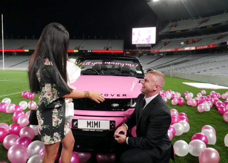 Màn cầu hôn cực chất của Huấn luyện viên thể hình trực tuyến số 1 thế giới với bạn gái