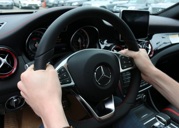 [Infographic] Cách cầm vô-lăng và kỹ thuật đánh lái