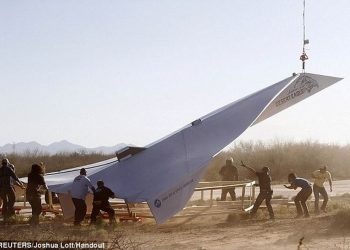 Clip: Mỹ phá kỷ lục Guinness với máy bay giấy dài 19,5m