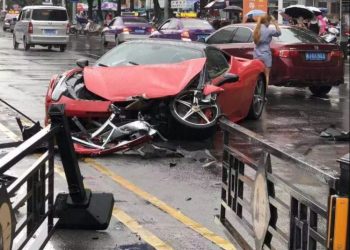 Cô gái lần đầu lái Ferrari 458 gây tai nạn liên hoàn ngay sau khi thuê siêu xe này