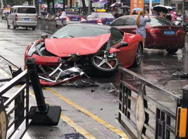 Chiếc Ferrari 458 Italia bị hỏng nặng sau tai nạn