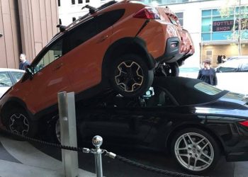 Nhân viên khách sạn lái xe Porsche của khách chui gầm ôtô khác