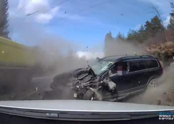 Đâm trực diện xe tải, tài xế Volvo sống sót thần kỳ